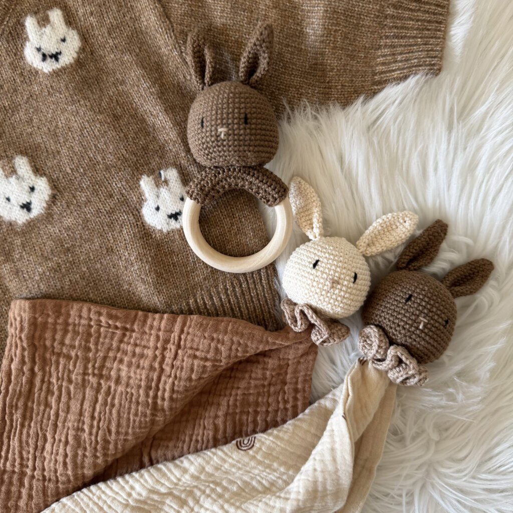 Doudou lapin en crochet marron et beige fait mains