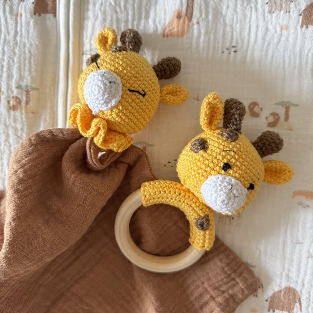 Girafe en crochet, doudou et hochet